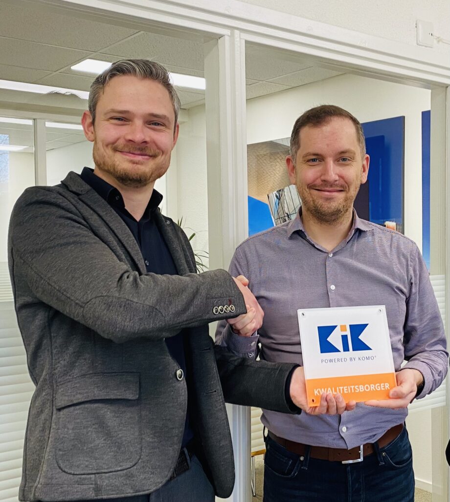 Lars Kiebert (li) overhandigt het KiK-gevelbord aan Nils van der Waal van Bureau Bouwkunde